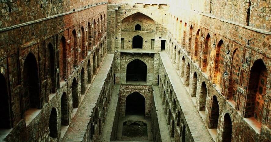 Em Nova Déli, na Índia, o Agrasen ki Baoli é uma construção com histórico sombrio. 

Supostamente construído no século 14, o Baoli ficava cheio de uma água negra. Os moradores diziam que os espíritos convenciam as pessoas a se matarem no lugar.

Hoje, é lar de milhares de morcegos  