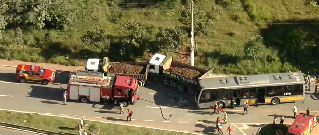 Acidente entre ônibus e dois caminhões deixa pelo menos 15 feridos na zona leste de SP