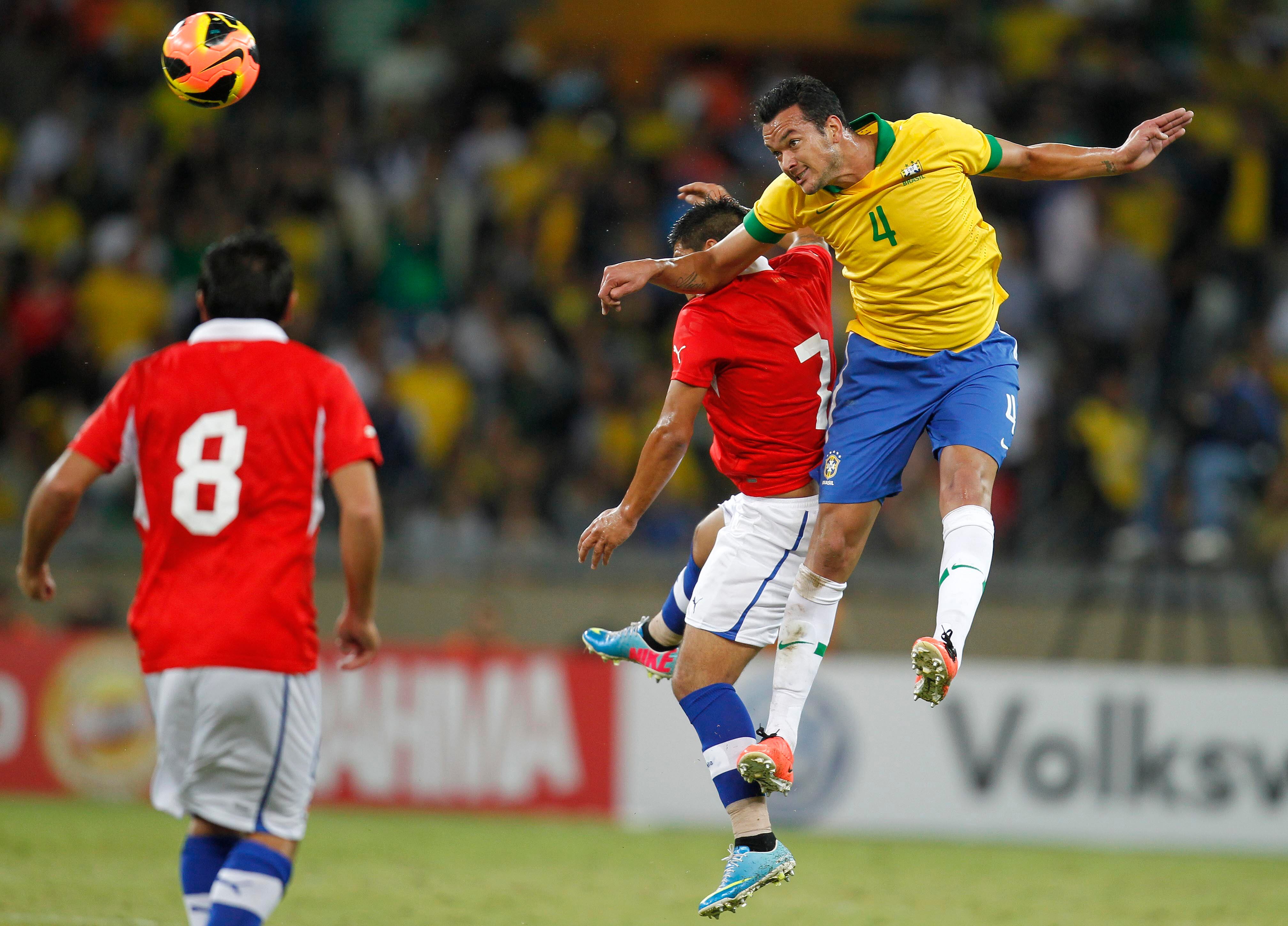 Em abril, a festa estava pronta para o primeiro jogo da seleção brasileira na reabertura do Mineirão. Faltou avisar a perigosa equipe chilena. A partida ficou no 2 a 2, com destaque para o gol do zagueiro Réver. O jogador do Atlético-MG ainda briga por uma vaga entre os convocados para a Copa 2014. Os comandados de Felipão chegaram a ouvir vaias da torcida. Neymar também foi chamado de pipoqueiro
