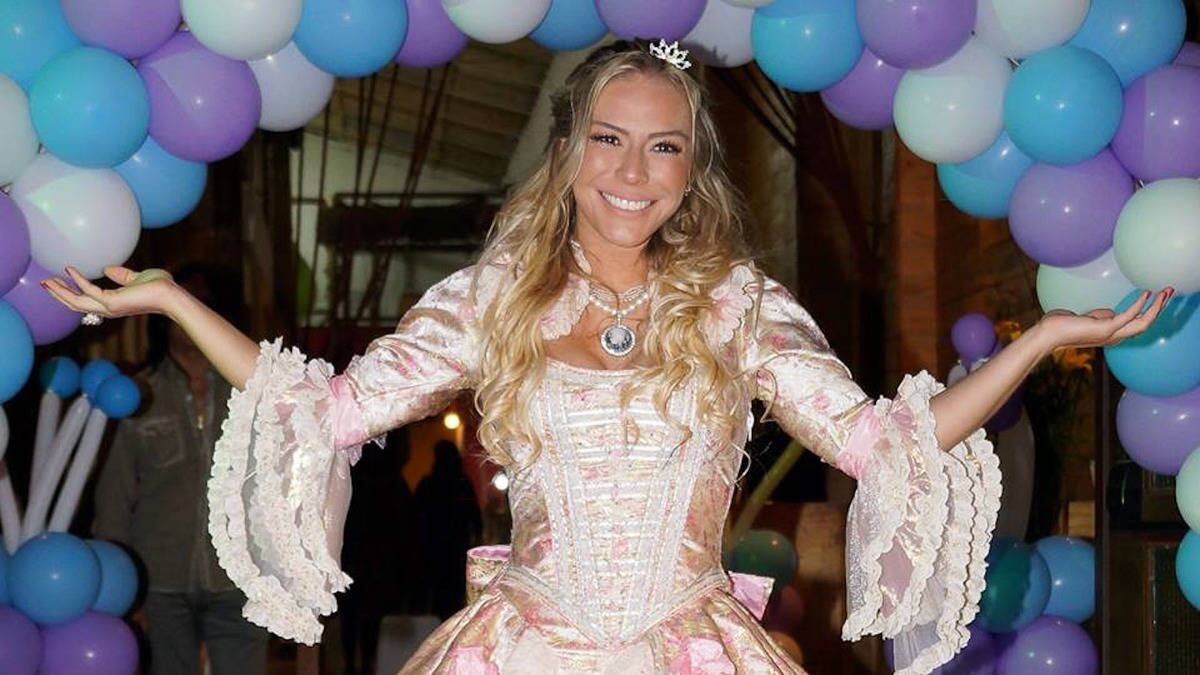 Janaína Jacobina reuniu amigos e familiares, nesta sexta-feira (2), para celebrar seu aniversário de 31 anos no espaço Puzzle, em São Paulo. Vestida de princesa da animação Frozen, a jornalista recebeu ainda a visita de crianças com câncer do Graacc, entidade a qual  ela desenvolve diversos trabalhos sociais