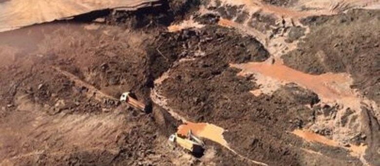 Barragem rompeu soterrando trabalhadores da Herculano Mineradora