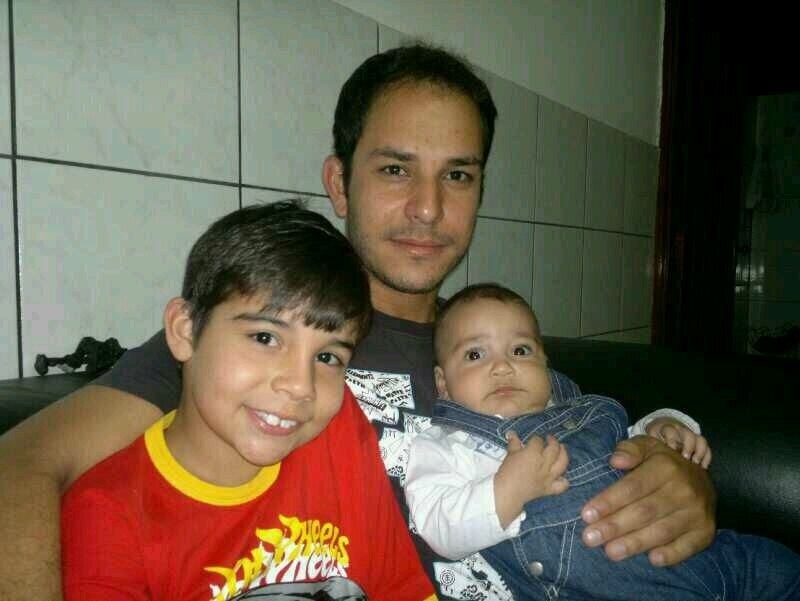 Não é porque têm filhos, que os homens se descuidam da beleza. No DF há vários exemplos de pais que ainda mantêm a forma. Thiago Tonaco, de 29 anos, é pai de Arthur Tonaco, de cinco meses, e Nathan Tonaco, de oito anos. Morador de Taguatinga, região administrativa do DF, ele mantém a forma jogando futebol quatro vezes por semana