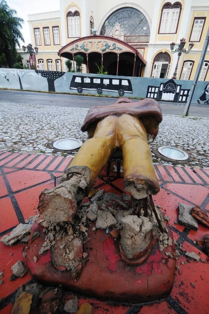 Estátua está caída deste sexta-feira
