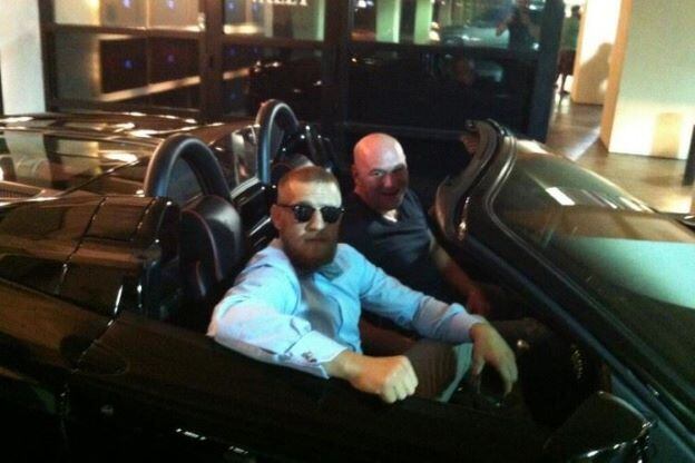 6 — É o queridinho de Dana White
Graças a suas capacidades de vender lutas, McGregor e Sonnen viraram mascotes do chefão do UFC, Dana White. Para onde o dirigente for, ele só fala do potencial dos dois e esquece de lutadores mais gabaritados
