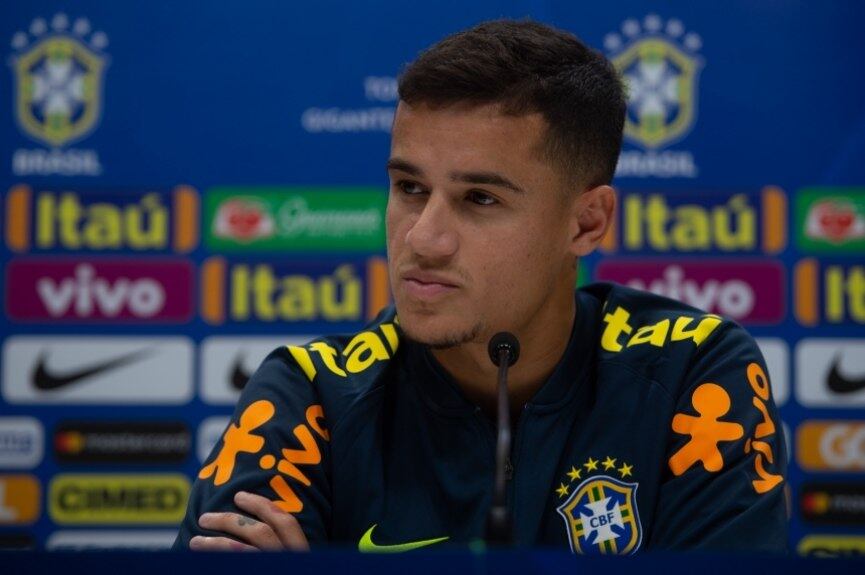 A Seleção Brasileira segue em Londres, no CT do Tottenham, para se preparar para os próximos amistosos contra a Arábia Saudita, nesta sexta-feira e Argentina (16/10). Na manhã desta quarta-feira, Philippe Coutinho falou com a imprensa e comentou a evolução de seu futebol pós-Copa e seu posicionamento em campo. O brasileiro também falou sobre Messi, companheiro de Barça e que não vai enfrentar o Brasil em amistoso.
(Foto: Reprodução)
