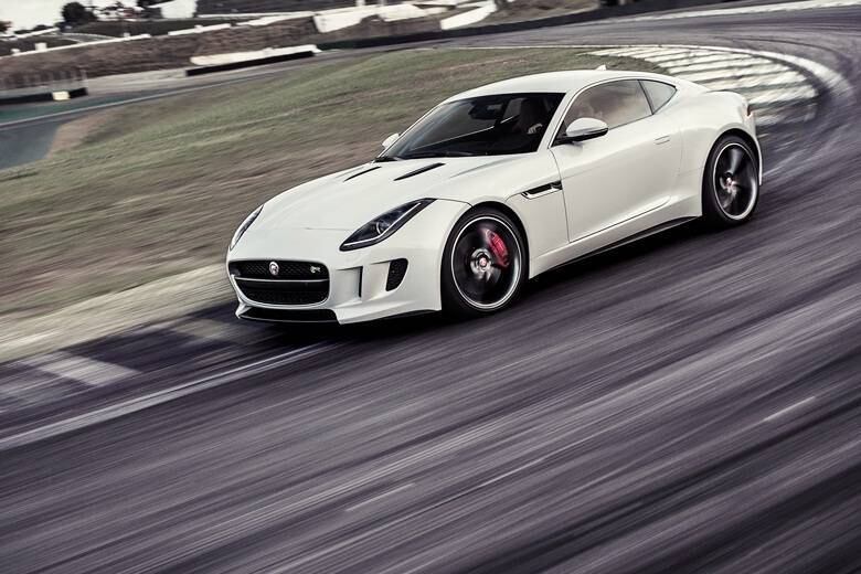Sucessor espiritual do E-Type, carro mais emblemático da história da Jaguar, o F-Type já é comercializado no Brasil desde agosto de 2013 na versão conversível. Mas caberá ao cupê, que acaba de chegar às lojas, a missão de intimidar os esportivos tradicionais, especialmente o Porsche 911, apontado pela própria marca felina como seu maior rival. Tal empreitada ficará a cargo da "envenenada" versão R, com o motorzão 5.0 V8 Supercharger de 550 cv