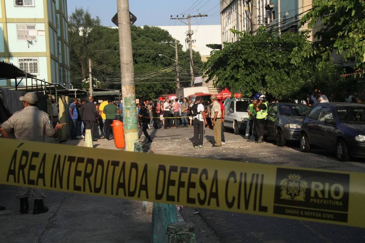 Bombeiros dos quartéis de Irajá, Campinho, Parada de Lucas e Ricardo de Albuquerque foram acionados para ajudar a resgatar as vítimas
