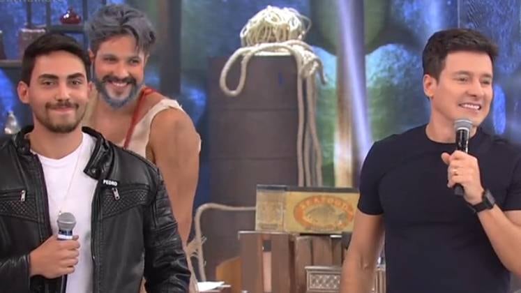 Pedro mostrou que conseguia mexer as orelhas para tentar
atrair as meninas. Porém, a habilidade não agradou em cheio: “Apesar de saber mexer as orelhas, ele não mexeu com
meu coração”. Essa foi difícil de ouvir!