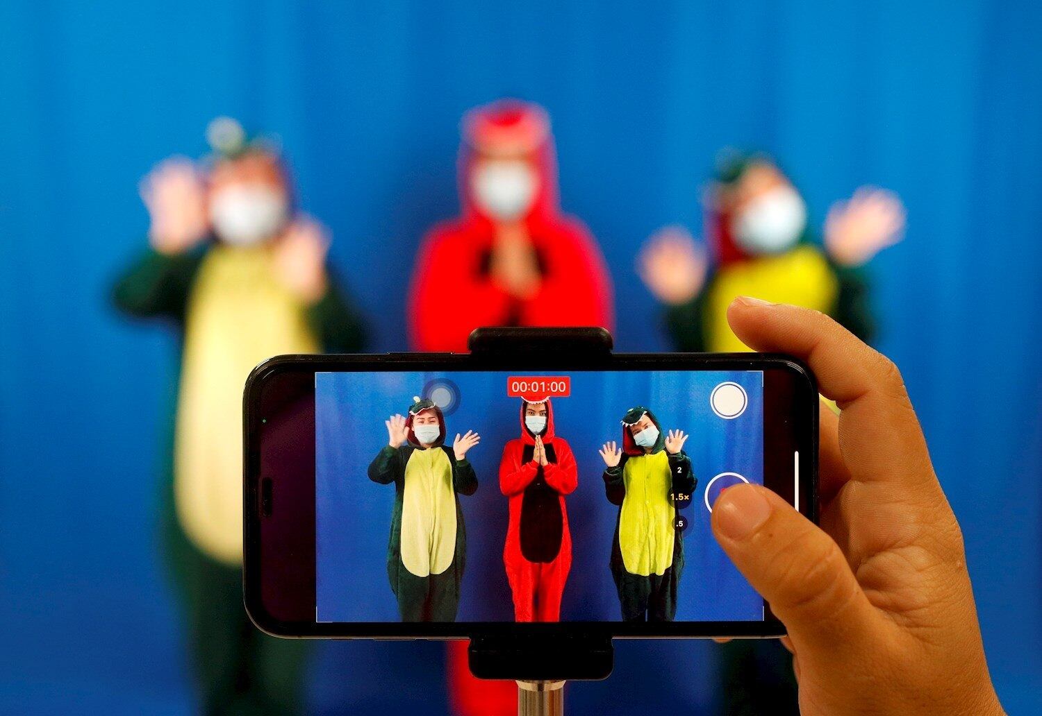 Bangkok (Thailand), 29/06/2021.- Thai teachers wearing dinosaur costumes record an online class for kindergarten students with a mobile phone at Suraomai school in Bangkok, Thailand, 29 June 2021. Amid the norm of remote learning caused by the COVID-19 pandemic, teachers of the Suraomai school in Bangkok wear makeup and dress in colorful costumes while conducting teaching online classes aimed to encourage and engage their students more in the lessons. (Tailandia) EFE/EPA/RUNGROJ YONGRIT