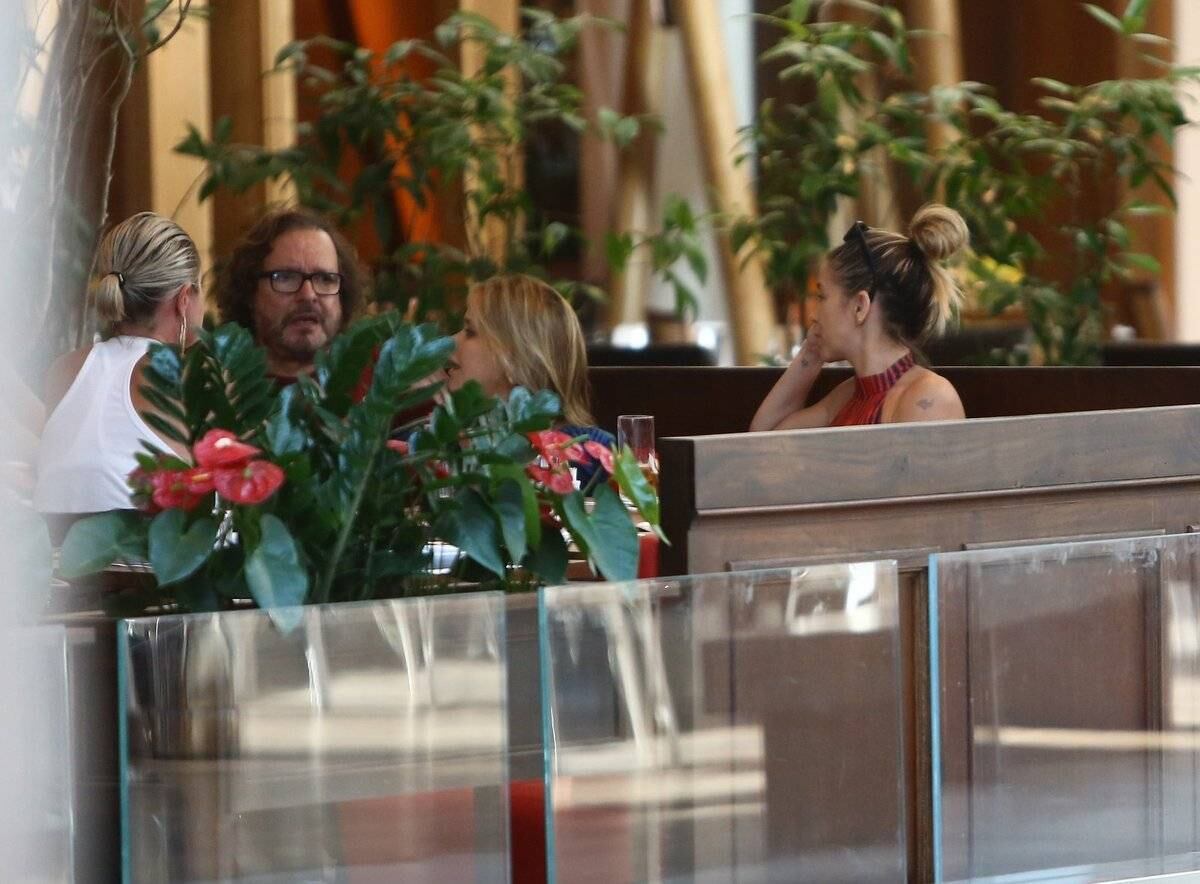 Atriz e diretor foram fotografados almoçando em um shopping do Rio de Janeiro