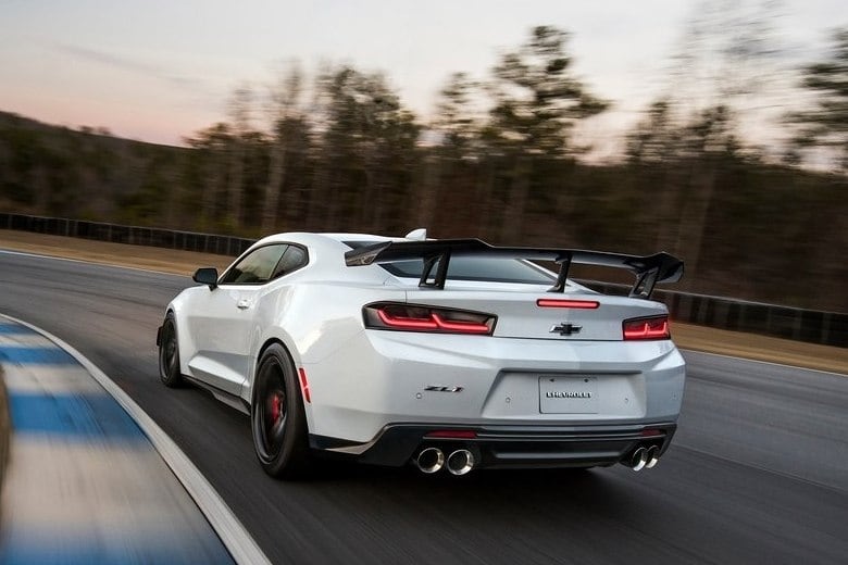 O pacote 1LE oferece para-choques mais leves e aerodinâmicos, além de ter um grande aerofólio traseiro que é ajustável e tem a missão de manter esse monstro no chão e não decolar pelas pistas 