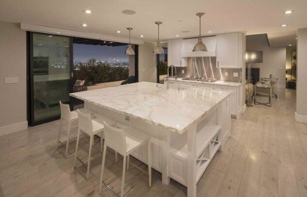 O imóvel tem vista para o Oceano Pacífico e para Hollywood