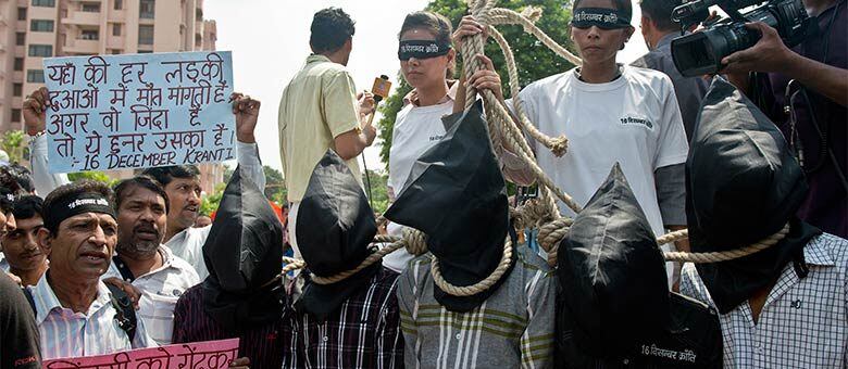 Manifestantes protestam em Nova Déli e pedem a pena de morte para estupradores