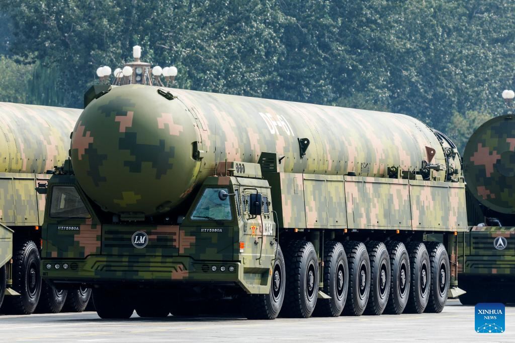 O Dongfeng-5C, míssil nuclear chinês, durante desfile militar