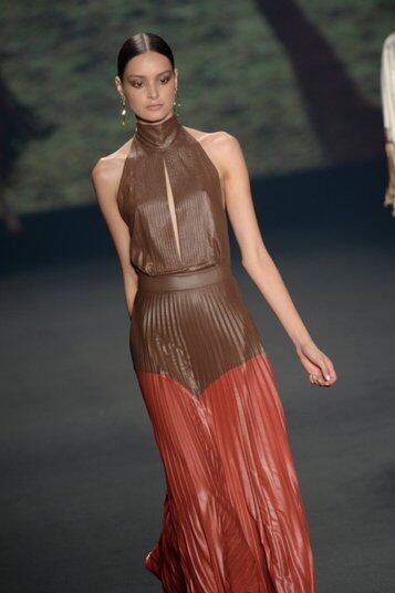 Apontando uma tendência forte da temporada, Victor Dzenk investiu nos plissados