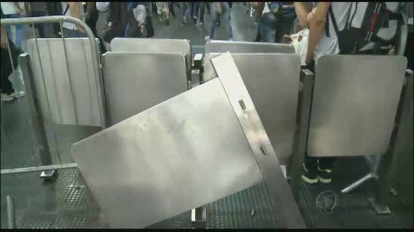 Placas foram derrubadas por usuários 