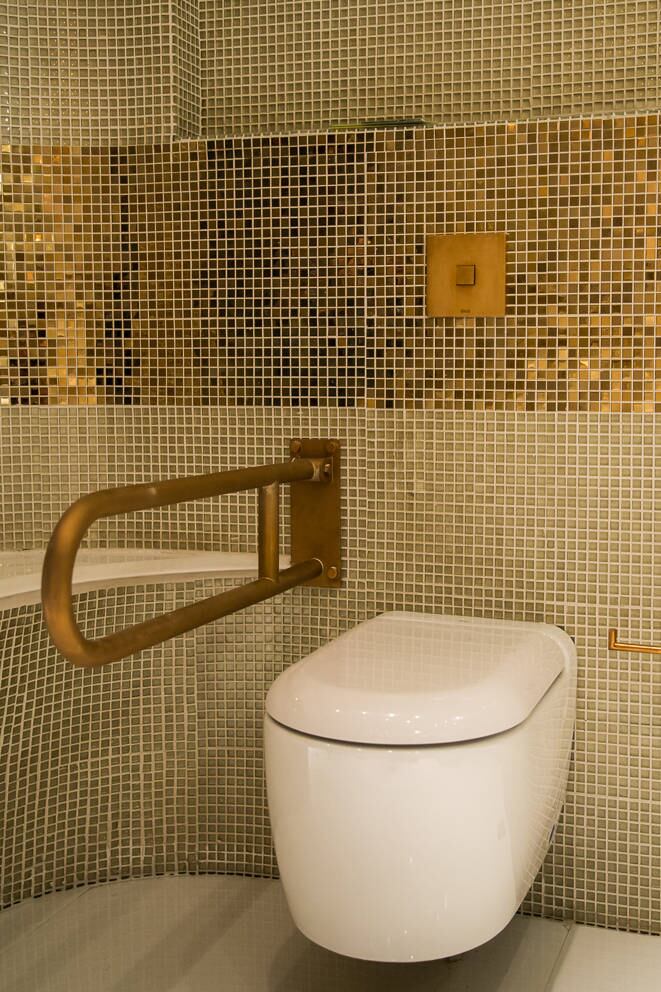 De um lado do lounge estará o banheiro dourado — que é o feminino — e de outro, o masculino