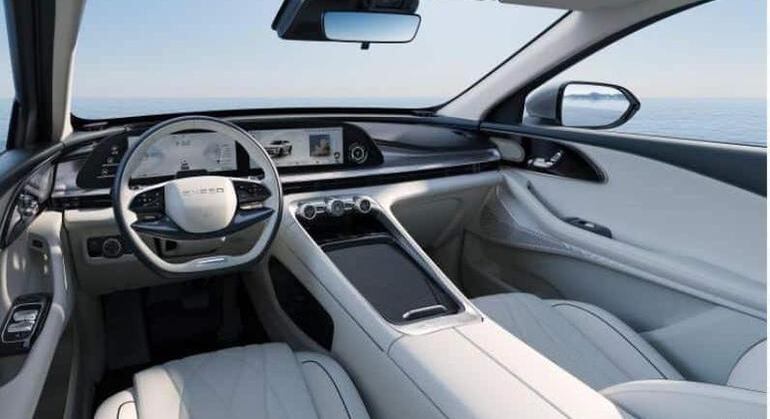 Interior traz duas grandes telas: uma serve de painel de instrumentos e outra, de central multimídia