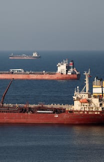 Navios petroleiros alinhados no mar