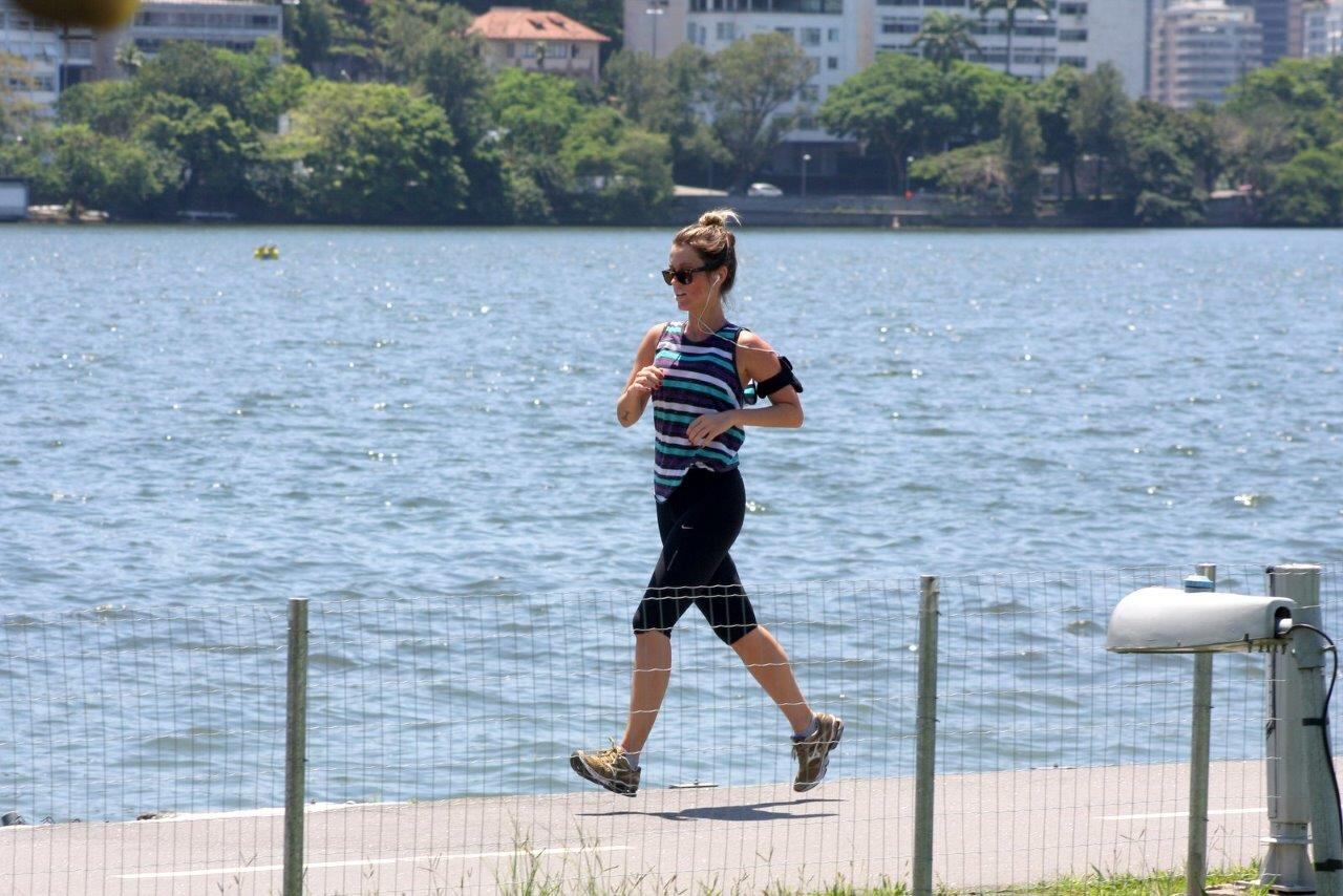 Juliana escolheu uma roupa bastante confortável para malhar