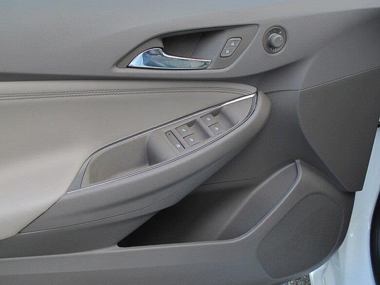 No acabamento, a nova geração transmite maior requinte que a anterior, embora ainda tenha muito plástico. A qualidade de monta das peças convence, e há mais porta-objetos que no antigo Cruze