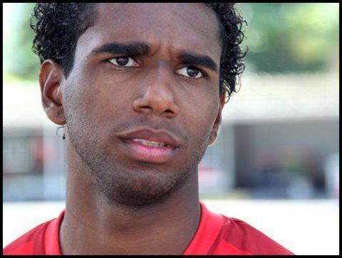 Em 2014, o volante Luiz Antonio, do Flamengo, foi acusado pela polícia do Rio de ter presenteado um traficante com um carro de luxo