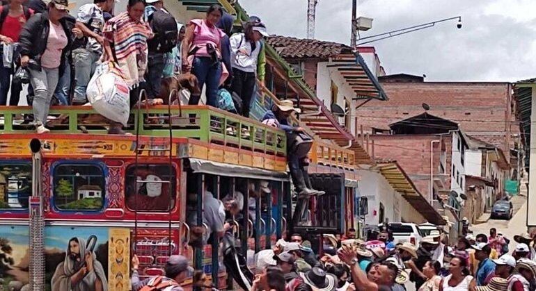 Milhares de pessoas abandonaram suas casas na zona rural de Ituango, no noroeste do país
