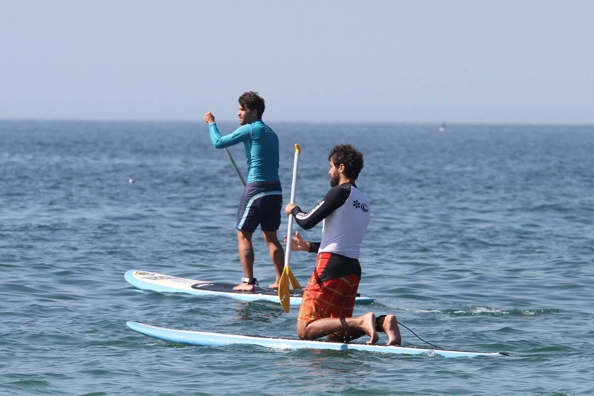 A dupla escolheu andar de stand up paddle, espécie de surfe em cima da prancha
