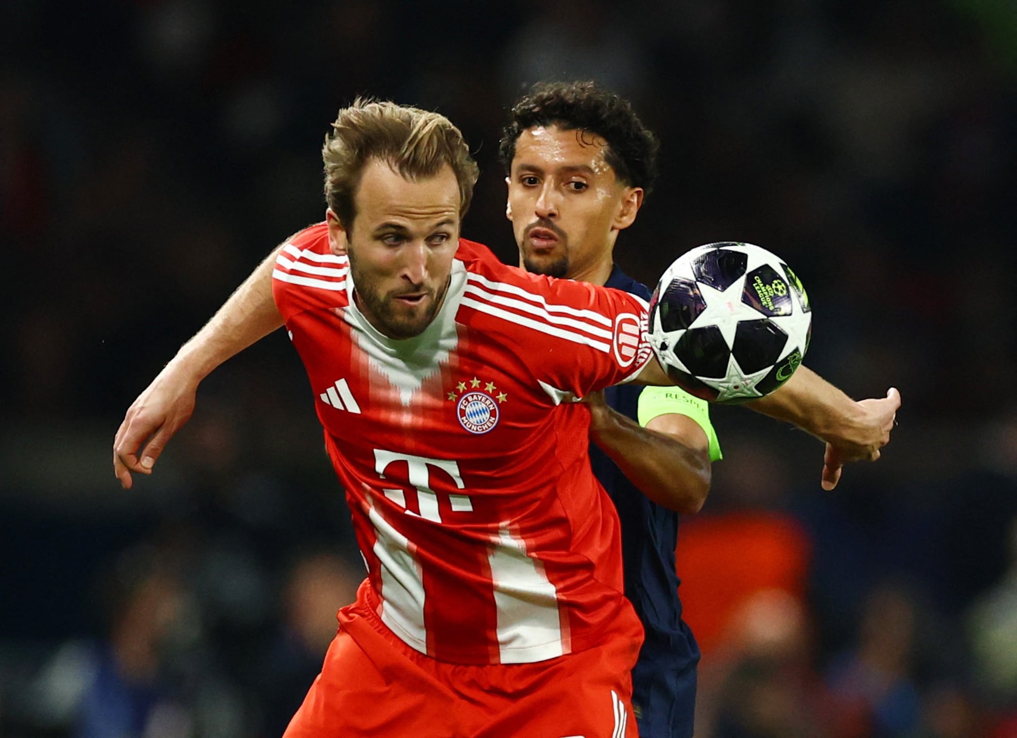Jogadores do Bayern de Munique e do PSG disputam bola