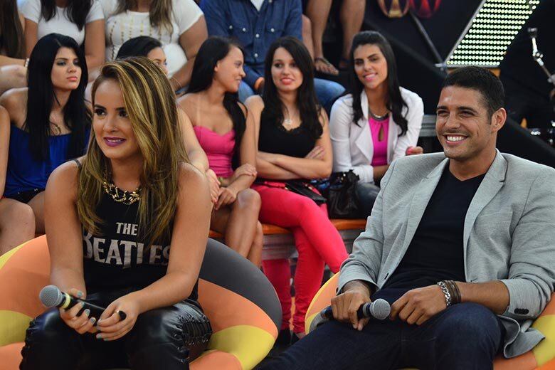 

Marlos: Só que lá dentro não tinha como cada um dormir na sua
casa, a gente tinha que dormir junto no quarto. Não tinha como espairecer a
cabeça. Ninguém ia dormir no sofá. Aqui fora não, a gente conversa muito sobre
isso tudo e não tem problema. A gente não tem mais briga, não tem mais nada, só
amor, amor, amor



+ Legendários também está no Facebook. Curta!

+ Siga a atração de Marcos Mion no Twitter!