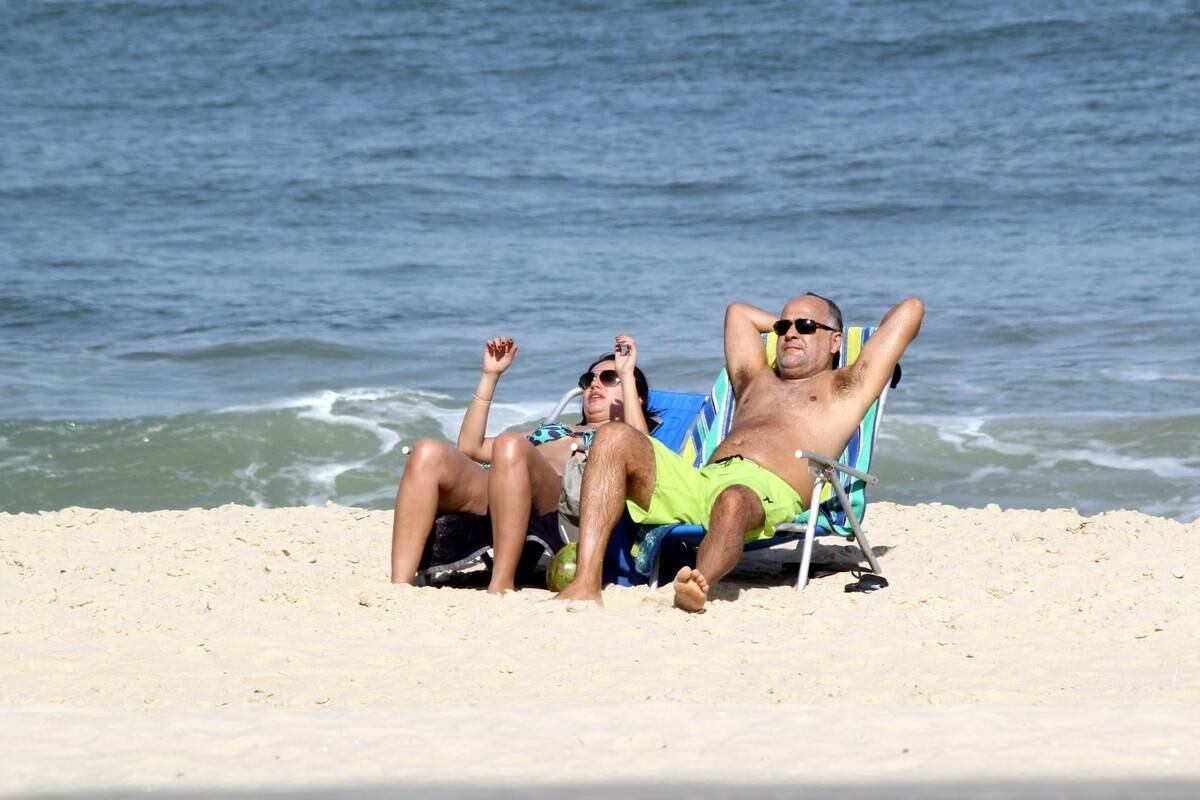 Patrícia Poeta tira o dia para reforçar o bronzeado em praia do Rio