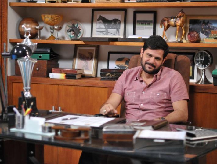 Esbanjando simpatia e sorrisos, André Di Mauro revela alguns
dos recados recebidos por meio das redes sociais.  

─ Aparece de tudo, como “vem aqui em casa me dar um laço”, “te
odeio, mas te amo”, entre outras mensagens. Essa mistura de sentimentos que é
engraçada. Jorge gera uma coisa dúbia. As pessoas me procuram para conversar e
dizem que ele não é mau, apesar de durão. Jorge seria um diamante grosso. Também é humilde, sincero, espontâneo

+ Jorge dá chilique ao flagrar Bia e Mossoró conversando. Assista ao vídeo!
+ Cansou do look menininha? Figurinista ensina a ficar bonita e sensual como a vilã Priscila
+ Ricky Tavares dá 5 motivos para Beatriz não ficar com Quim: "Ele não passa de uma aventura"


