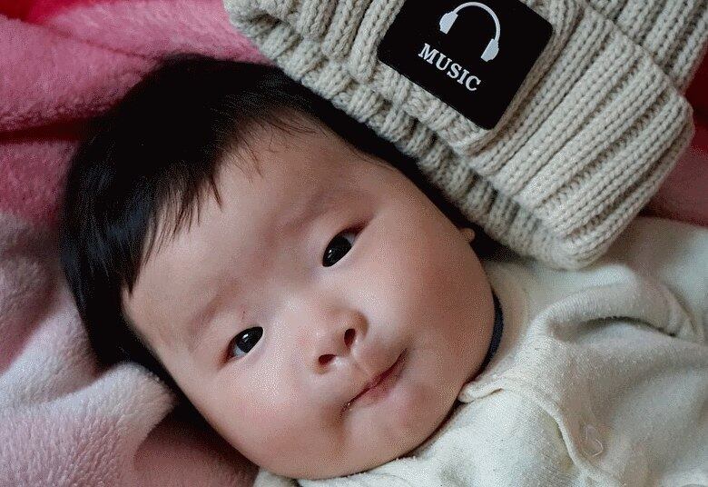 Os melhores ritmos e brincadeiras sonoras são os que interessam para as crianças. “Cada bebê é um ser particular, com suas características próprias. Muitas crianças pequenas se interessam pelas modulações de voz que uso ao contar uma história ou mostrar uma canção. Outras se interessam pelos objetos que estou usando nesta mesma situação e, também, existem aquelas quem já estão mais interessadas nos meus movimentos corporais. Cada um na sua etapa de crescimento, amadurecimento e descobertas”, conta.