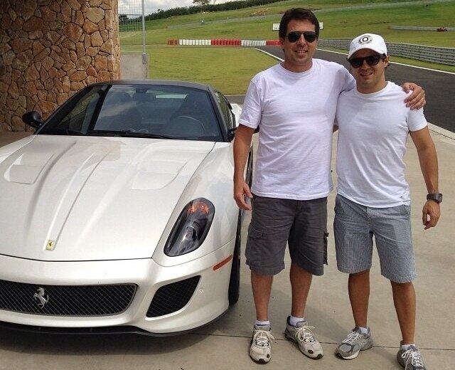 Felipe também gosta de estar com amigos. Claro, sempre perto de circuitos para fazer o que ele mais gosta. Acelerar! E para essa ocasião, Massa foi de 599 GTB Fiorano, com seu motor V12 6.0