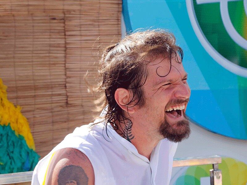 O cantor Saulo voltou ao circuito Osmar, no Campo Grande, e arrastou uma multidão de foliões pipoca, na tarde desta segunda-feira (27)