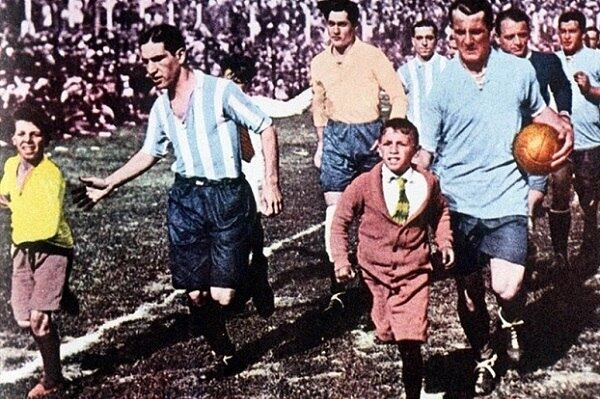 1930 - Argentina x Uruguai - Argentina campeã
Como seria o futebol sul-americano se, na primeira Copa do Mundo da história, os argentinos tivessem vencido a seleção uruguaia? Guillermo Stábile, artilheiro da Copa com 8 gols, volta para casa como herói da Albiceleste, e fica marcado para a história como um dos poucos atletas a vencerem o Mundial como campeões e goleadores

Veja mais: Neymar, Messi e Hazard! Conheça todos os camisas 10 da Copa 2018
