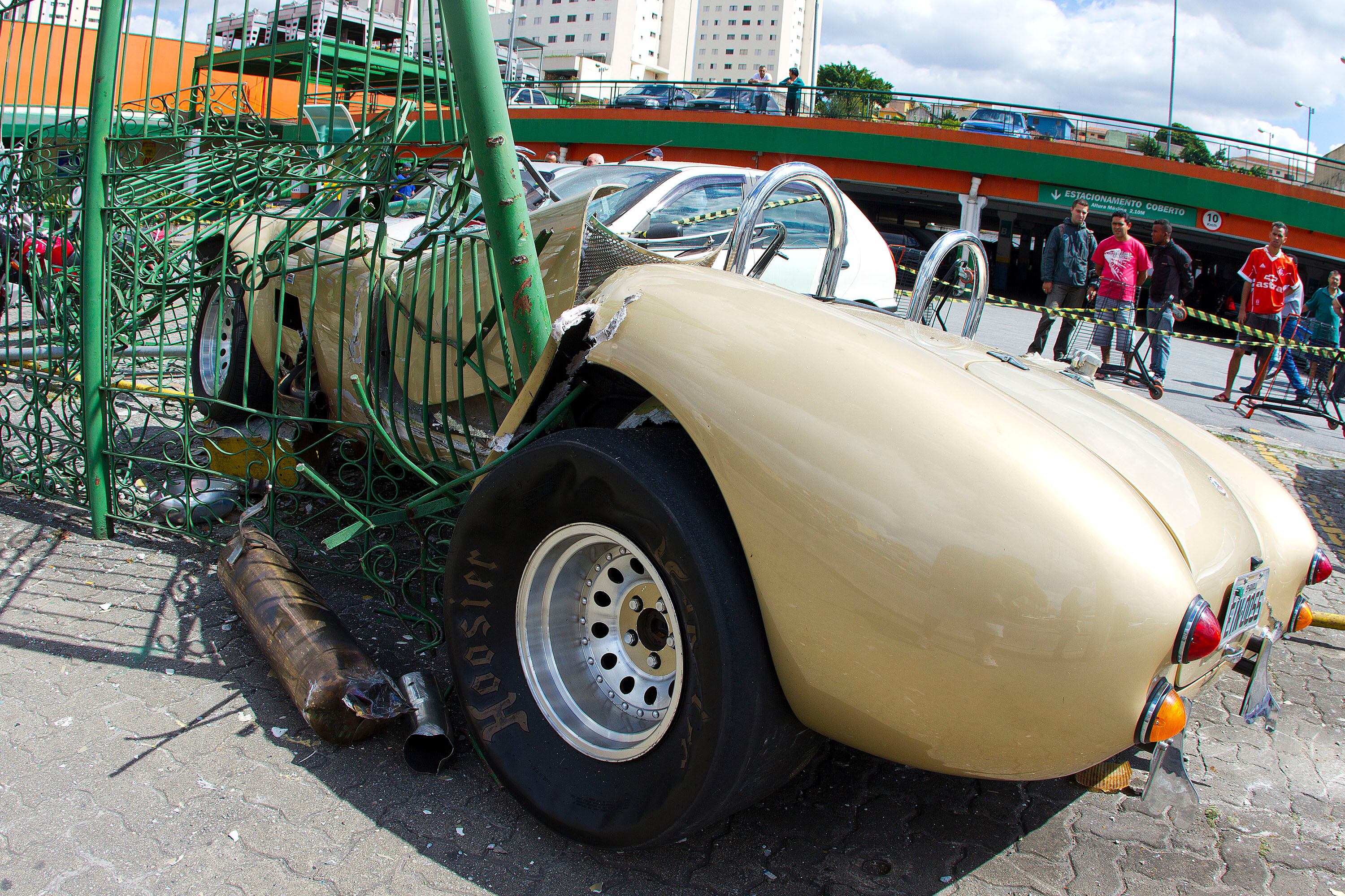Um carro esportivo perdeu a direção e invadiu o estacionamento
de um supermercado na manhã desta segunda-feira (22), na avenida General
Edgar Facó, Pirituba, zona norte de São Paulo
