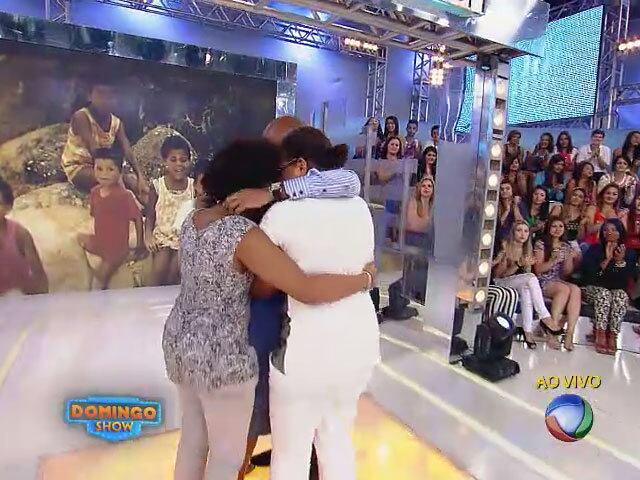 O apresentador Geraldo Luís narrou o momento com belas palavras: "Esse é o programa que acredita na família. O perdão é a cura da alma. O tempo cura, o tempo devolve. A mãe não fala a mesma língua dos filhos, mas eles vão se entender"


+ Emoção no Domingo Show! Após 20 anos, jovens adotados por europeus encontram a família biológica

+ Aproveite e confira as matérias do programa Domingo Show

+ Já curtiu a página do Domingo Show no Facebook? É só clicar!

+ Siga o Domingo Show no Twitter e receba conteúdos exclusivos!
