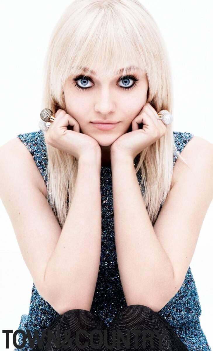 Dakota Fanning deixou para trás a menininha do cinema para
mostrar que é um mulherão. Cada vez mais loura, a atriz apareceu com franjinha
e platinada da capa da revista Town & Country