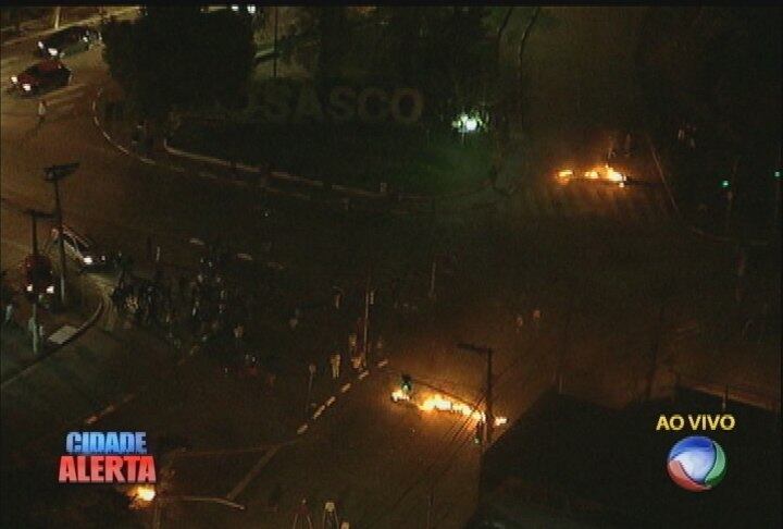 Grupo fez barricadas em ruas da região