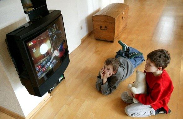Crianças e adolescentes vêem mais TV que há uma década