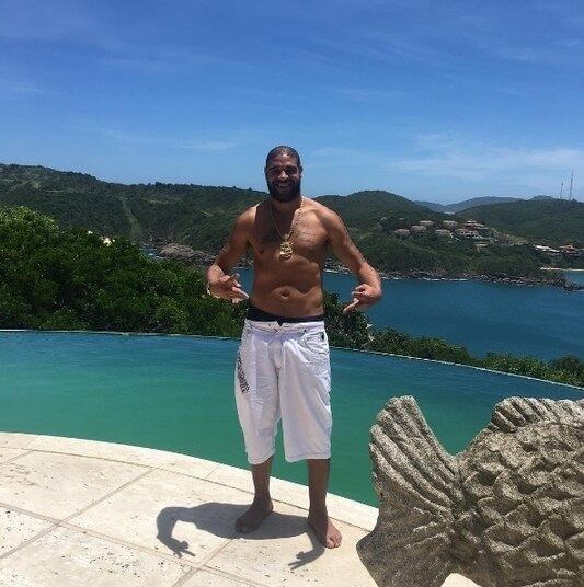 Mas, enquanto não decide se volta aos gramados, Adriano Imperador tem mostrado que sabe curtir a vida como ninguém. No fim de 2016, o ex-jogador aproveitou uma viagem a Búzios, no Rio de Janeiro, e compartilhou algumas imagens em seu perfil no Instagram
