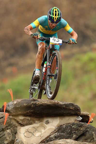 Scott
Bowden, da Austrália teve que sair do chão para continuar no circuito de mountain bike
