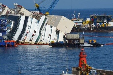 Operação para reerguer navio foi adiada por tempestades