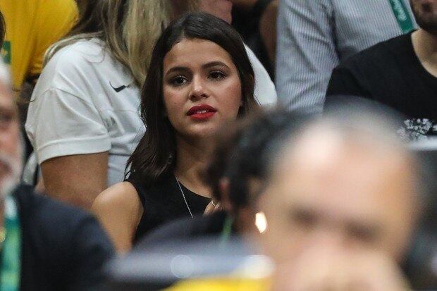 Olhem só a carinha dela, de quem queria estar perto do amado