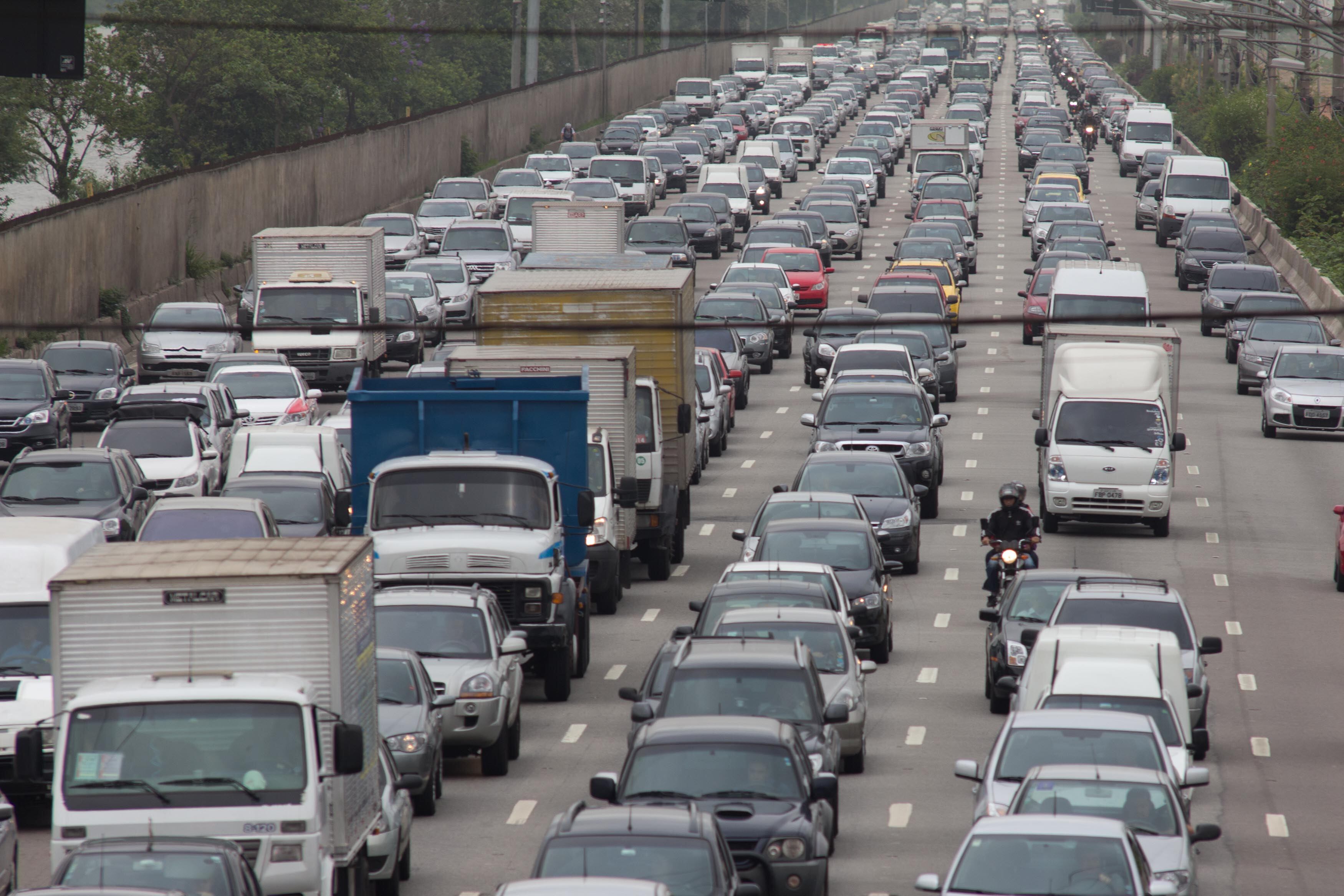 Trânsito intenso na marginal Pinheiros, na altura da ponte Cidade Universitária, sentido Interlagos, na manhã desta segunda-feira