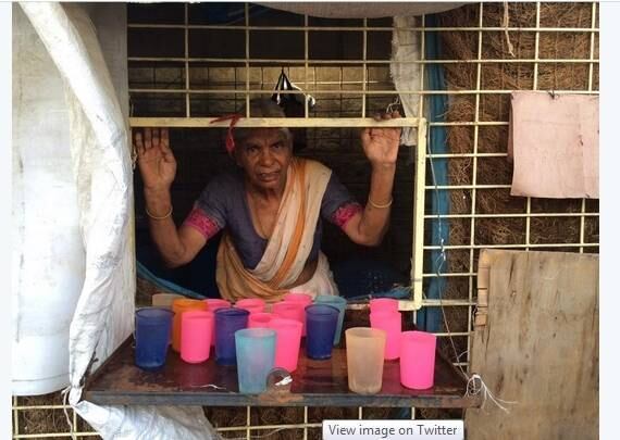 De trás de sua barraca nas
ruas quentes de Hyderabad, a indiana Amruta Bai passa o dia fornecendo copos de
água para os pedestres gratuitamente. Ela contou à CNN que o pico é no final da
tarde, quando as temperaturas estão mais altas