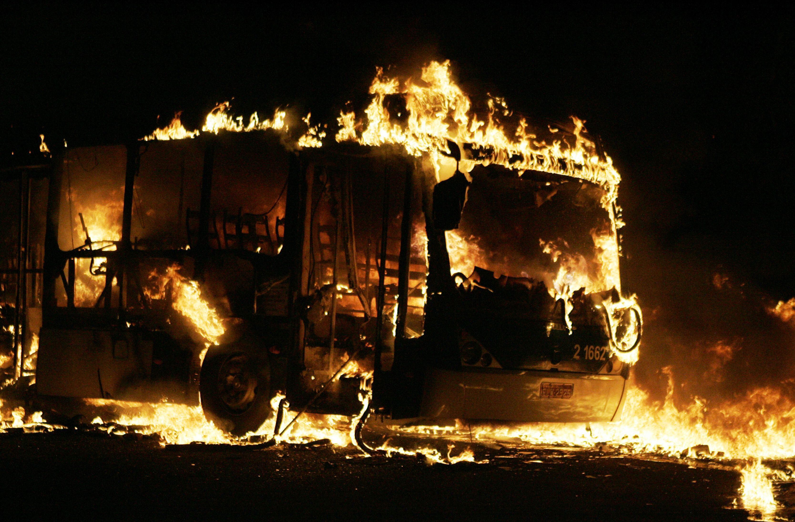 Dois passageiros não conseguiram sair do veículo e morreram carbonizados