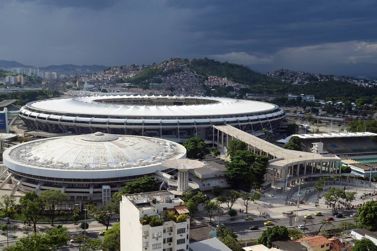 Homens levaram TVs e camisas do estádio do Maracanã