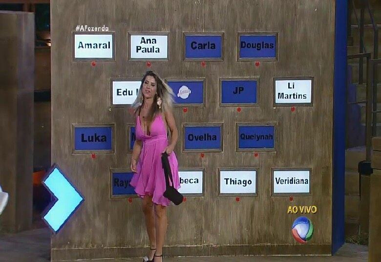A partir deste momento as perguntas cessaram e o nome dos participantes eram escolhido em um sorteio para apenas levantar-se, ir até o muro de nomes e escolher um para apagar. Ana Paula Minerato foi a escolhida e a modelo apagou o nome de Rayanne Morais e Rayanne, que foi escolhida loga na sequência, apagou o nome de Ana Paula
+ JP Mantovani diz o que achou sobre Luka acordar Douglas no dia do ofurô: "Uma dose de trairol"
+ Começou a lavagem de roupa suja de A Fazenda 8, veja as primeiras respostas de Douglas e Minerato
+ Veja fotos dos bastidores da grande final de A Fazenda 8
+ Veja as expressões de Ana Paula Minerato, vice-campeã de A Fazenda 8
+ Douglas Sampaio é o campeão de A Fazenda 8. Relembre a participação do vencedor
+ Ana Paula Minerato é vice-campeã de A Fazenda 8. Veja como foi a participação da peoa no reality show
+ Luka Ribeiro é o terceiro colocado de A Fazenda. Relembre a trajetória do ator
+ “Tem participante que vai colher frutos muito ruins aqui fora”, crava JP Mantovani
+ Douglas leva tapa na cara de Mara Maravilha, cai no choro e afirma: "Ela não merece um pingo de respeito"